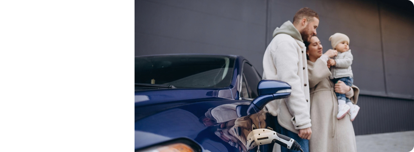 Женщина с планшетом у автомобиля