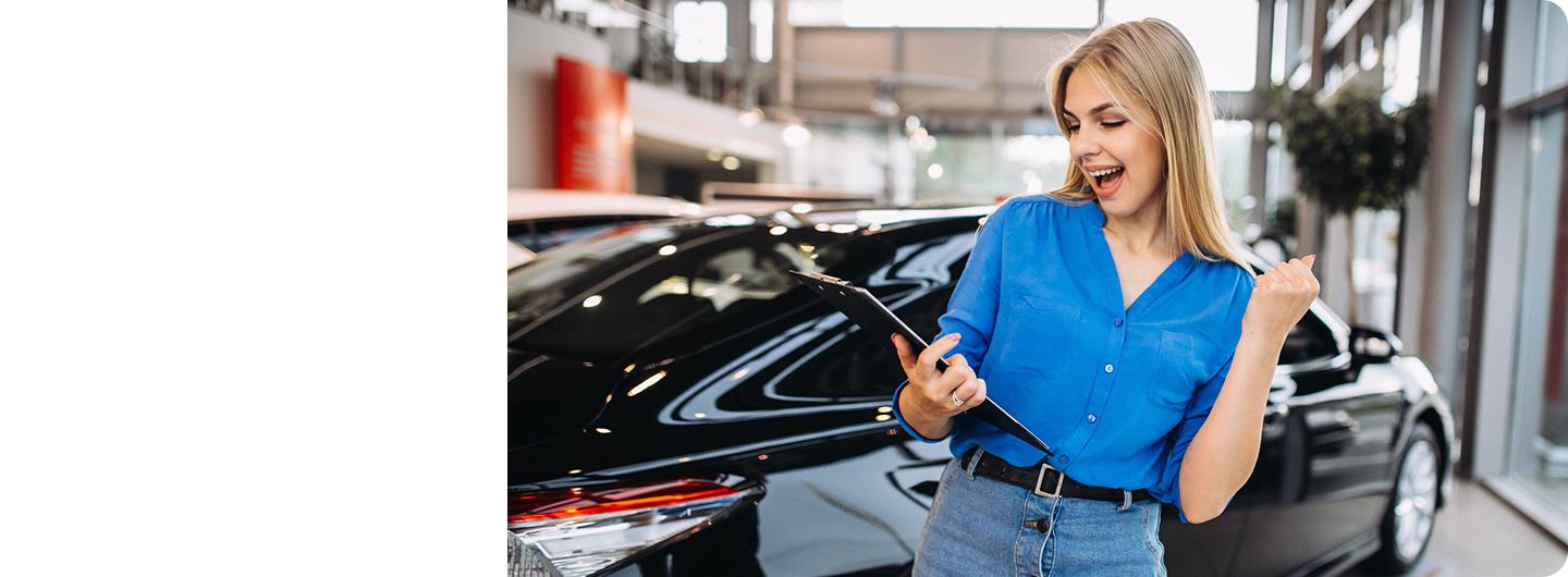 Женщина с планшетом у автомобиля